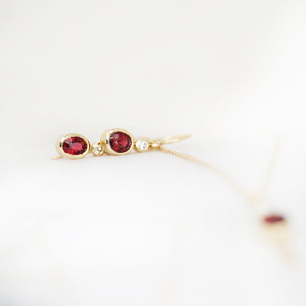 Aurifex Goldschmiede Koblenz Ohrschmuck aus der Kollektion Unikat in Gelbgold mit rotem Spinell und Brillant