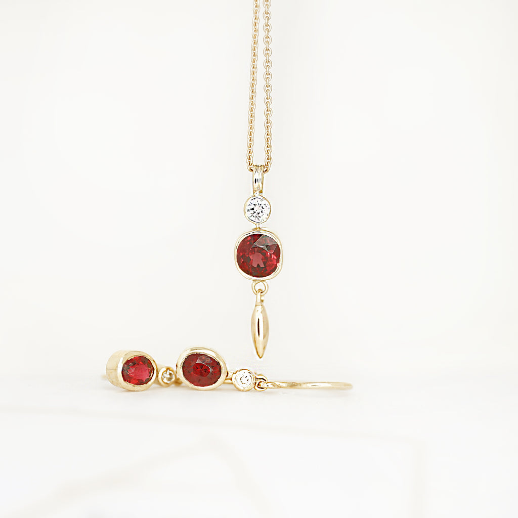 Aurifex Goldschmiede Koblenz Ohrschmuck aus der Kollektion Unikat in Gelbgold mit rotem Spinell und Brillant