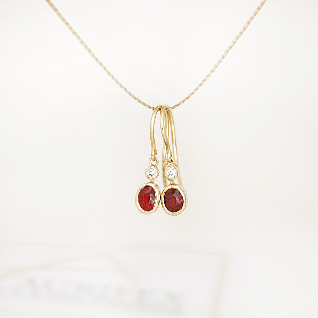 Aurifex Goldschmiede Koblenz Ohrschmuck aus der Kollektion Unikat in Gelbgold mit rotem Spinell und Brillant
