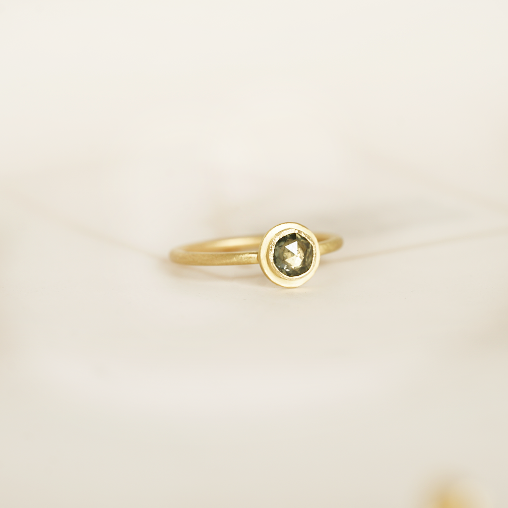 Aurifex Goldschmiede Ring aus der Kollektion Feine Form in Gelbgold mit Saphir