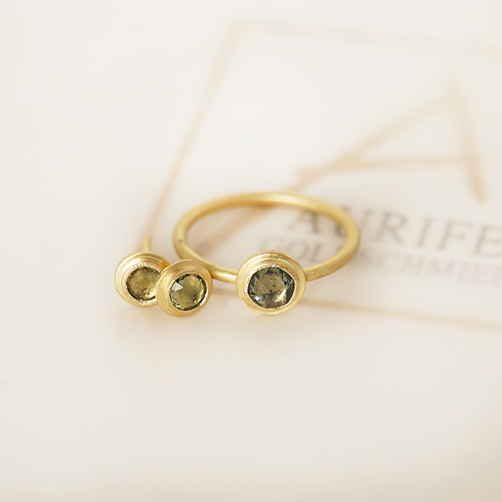 Aurifex Goldschmiede Ring aus der Kollektion Feine Form in Gelbgold mit Saphir