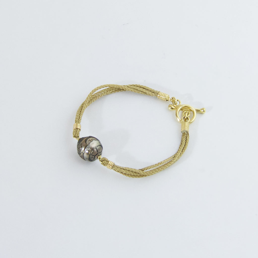 Aurifex Goldschmiede Koblenz Armband aus der Kollektion Feine Form in Gelbgold mit einer gravierten Keshi Perle und Knebelverschluss