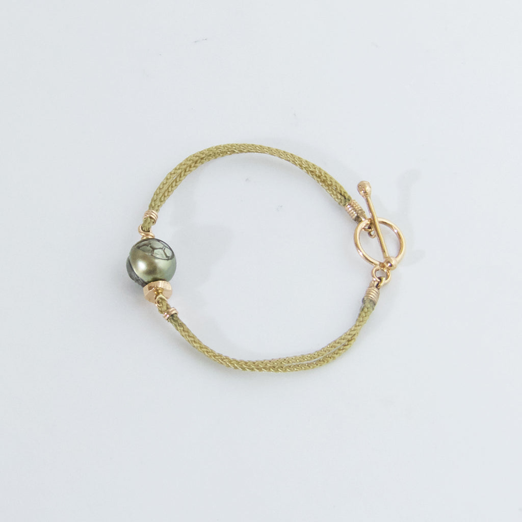 Aurifex Goldschmiede Koblenz Armband aus der Kollektion Feine Form in Rotgold mit einer gravierten Keshi Perle und einem Knebelverschluss