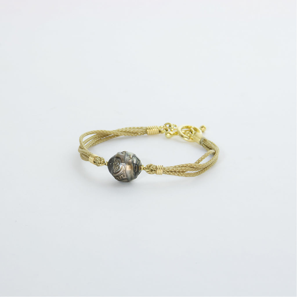 Aurifex Goldschmiede Koblenz Armband aus der Kollektion Feine Form in Gelbgold mit einer gravierten Keshi Perle und Knebelverschluss