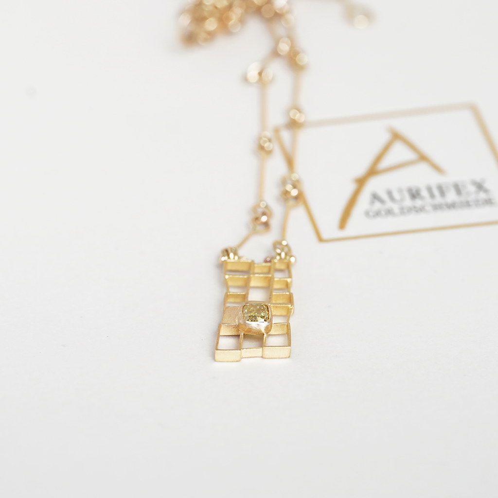 Aurifex Goldschmiede Koblenz Halsschmuck aus der Kollektion Unikat in Gelbgold mit Diamant Cushion