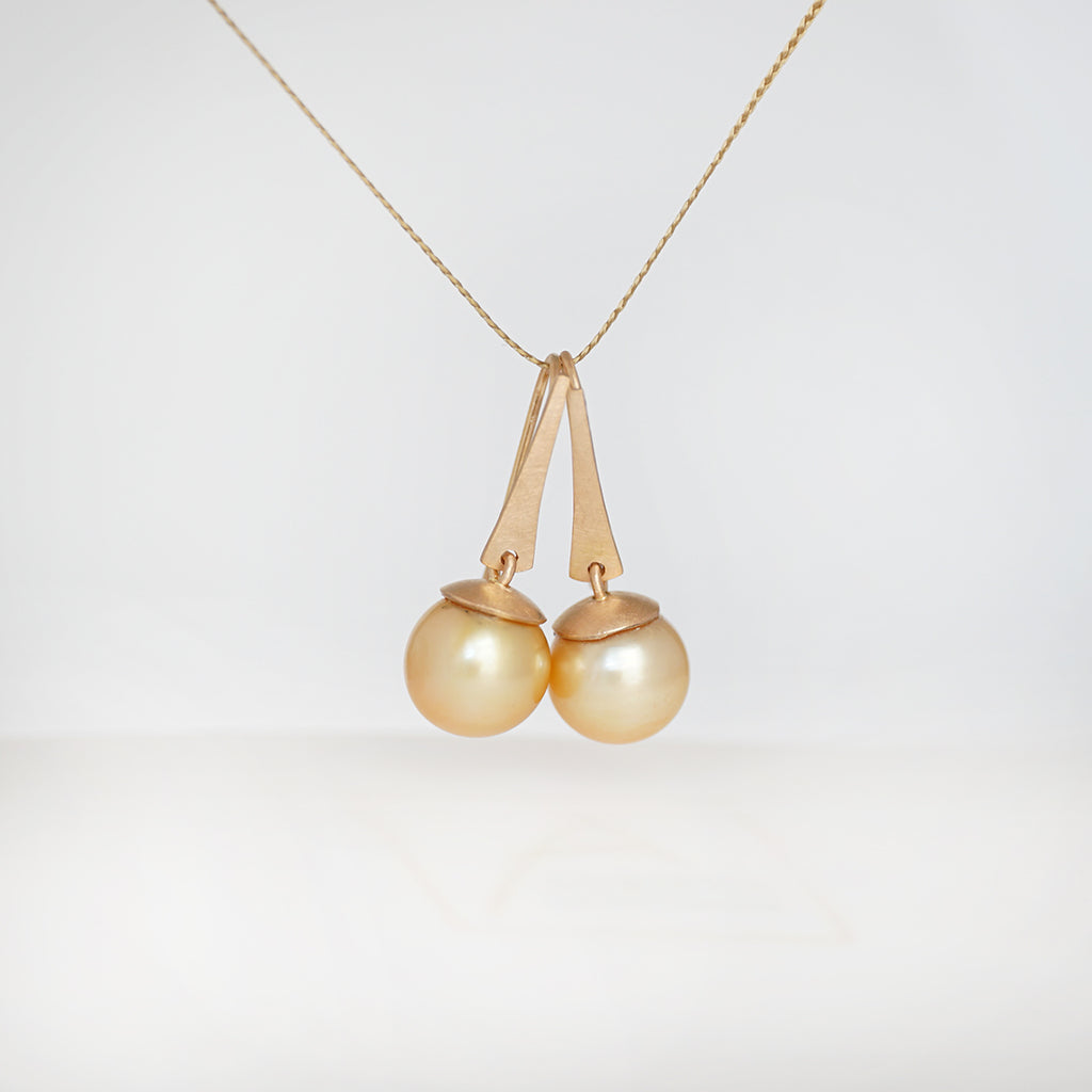 Aurifex Goldschmiede Koblenz Ohrringe aus der Kollektion Perlenkultur in Rotgold mit Südseezuchtperle