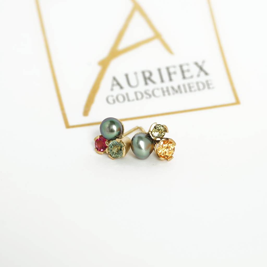 Aurifex Goldschmiede Koblenz Ohrringe aus er Kollektion Unikat. in Gelbgold mit Farbsteinen und Keshi Perle