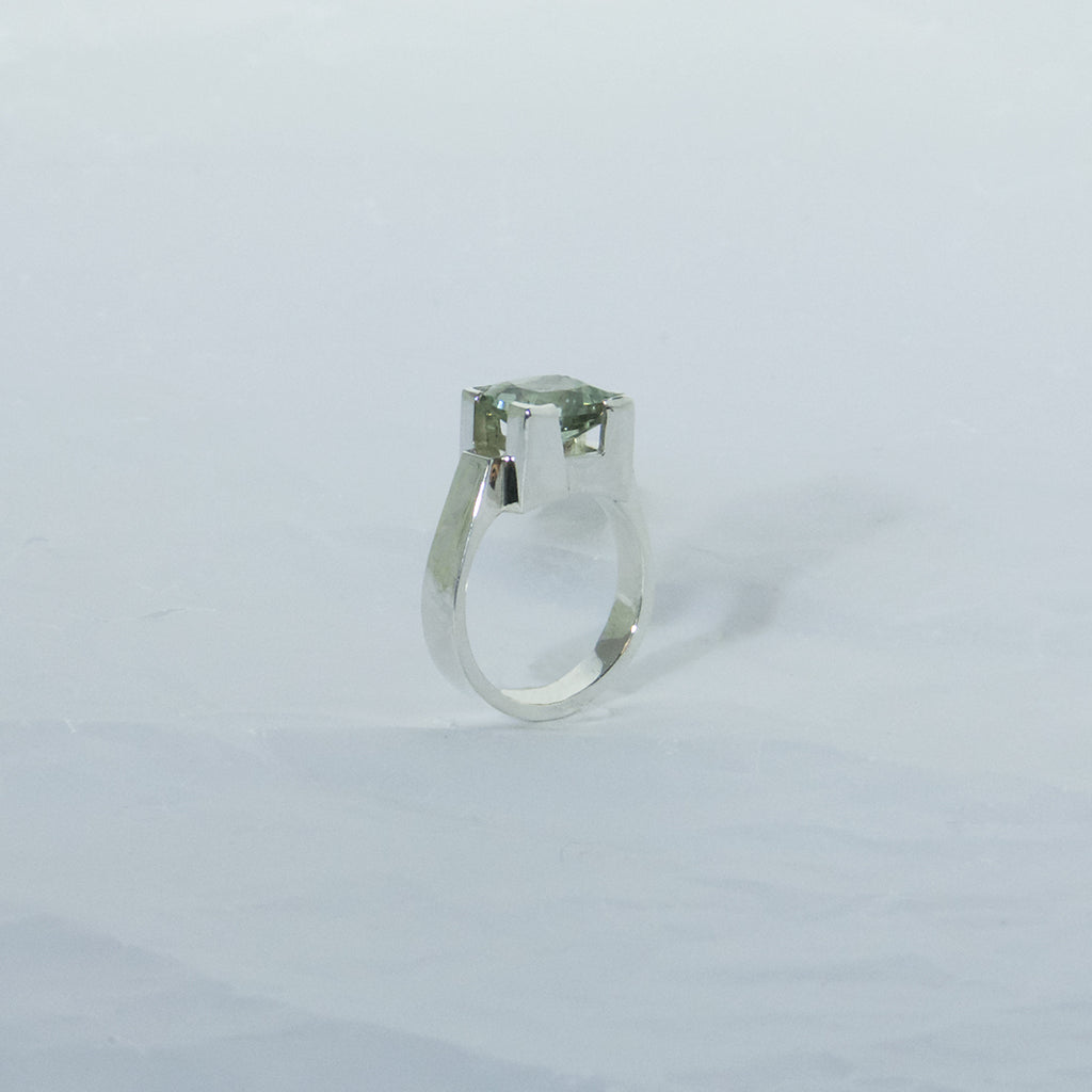 Aurifex Goldschmiede Koblenz Ring aus der Kollektion Facettenreich in Silber mit rechteckigem grünen Amethyst