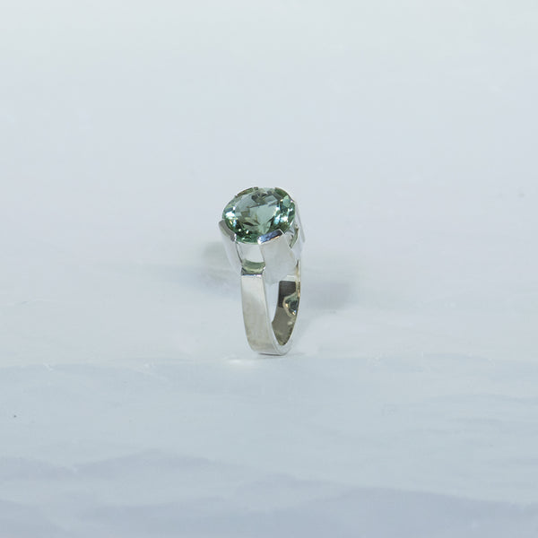 Aurifex Goldschmiede Koblenz Ring aus der Kollektion Facettenreich in Silber mit rundem grünen Amethyst