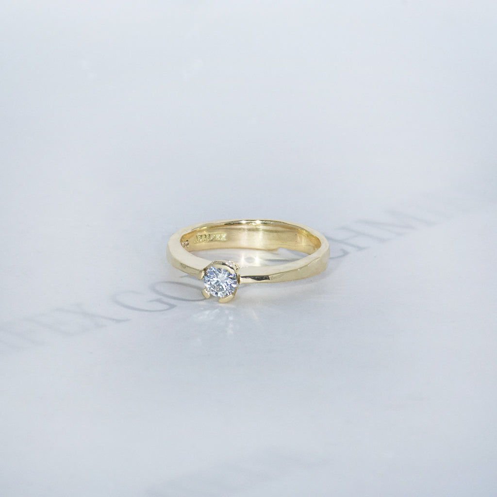 Aurifex Goldschmiede Koblenz Ring aus der Kollektion Facettenreich in Gelbgold mit Brillant