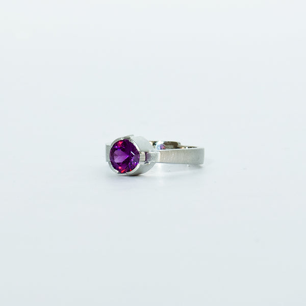Aurifex Goldschmiede Koblenz Ring aus der Kollektion Facettenreich in Platin mir purple Garnet