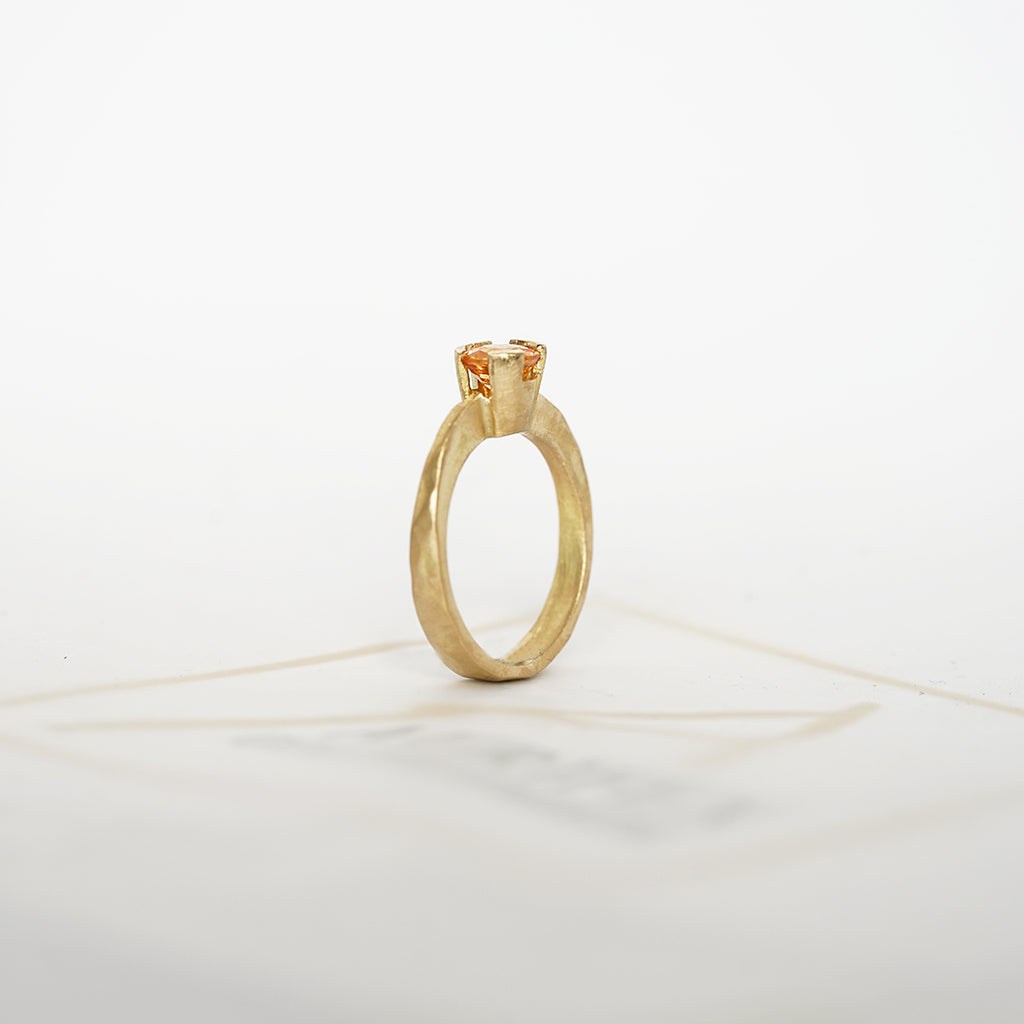 Aurifex Goldschmiede Koblenz Ring aus der Kollektion Facettenreich in Gelbgold mit Mandarin Granat