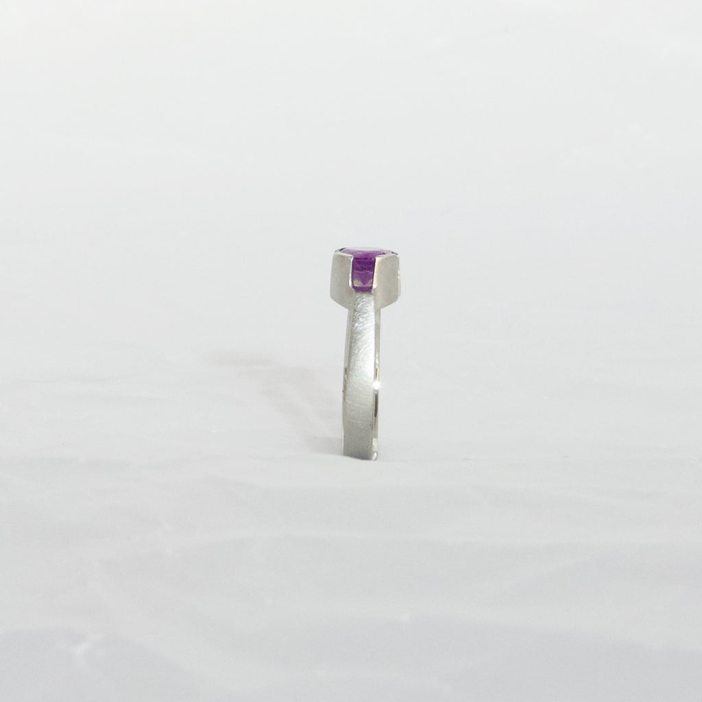 Aurifex Goldschmiede Koblenz Ring aus der Kollektion Facettenreich in Platin mit purple Garnet