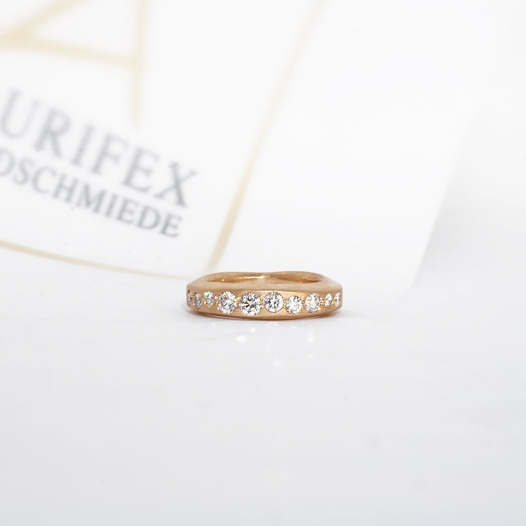 Aurifex Goldschmiede Koblenz Ring aus der Kollektion PUR in Rotgold mit Brillanten
