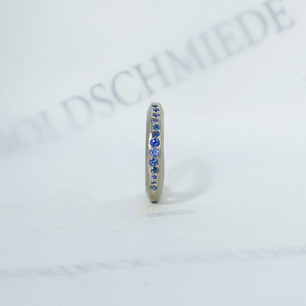 Aurifex Goldschmiede Koblenz Ring aus der Kollektion PUR in Weißgold mit Saphiren