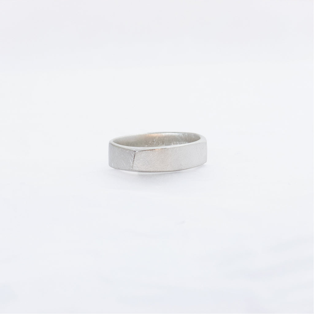 Aurifex Goldschmiede Ring aus der Kollektion Partnerringe in Platin auf Basis eines Vierecks