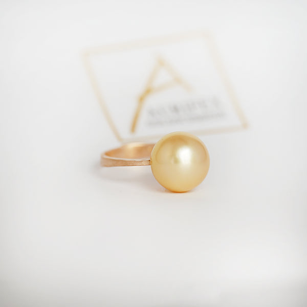 Aurifex Goldschmiede Koblenz Ring aus der Kollektion Perlenkultur in Rotgold mit Südseezuchtperle
