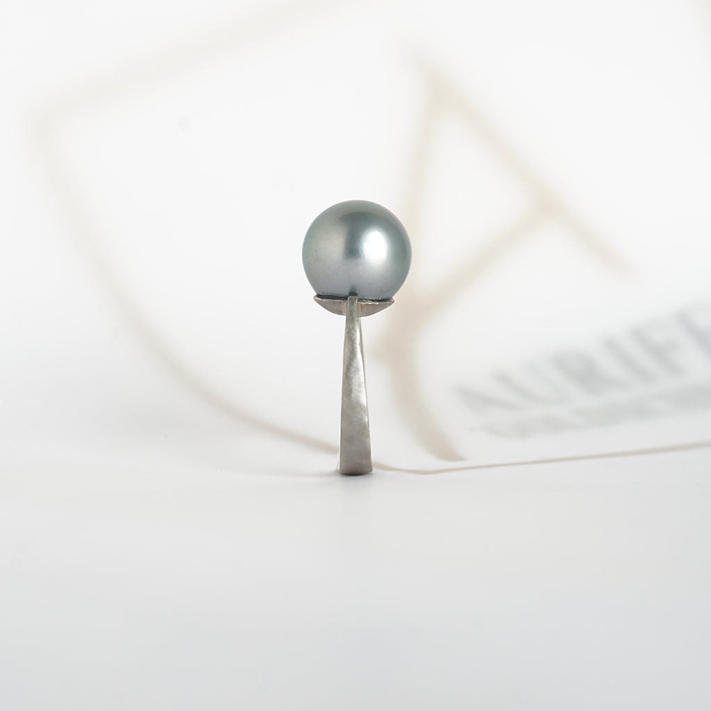 Aurifex Goldschmiede Ring aus der Kollektion Perlenkultur in Platin mit Tahitizuchtperle