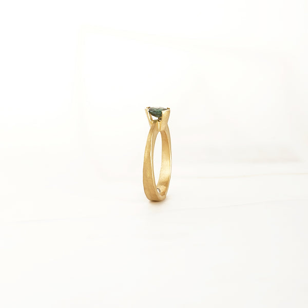Aurifex Goldschmiede Koblenz Ring aus der Kollektion Facettenreich in Gelbgold mit Saphir