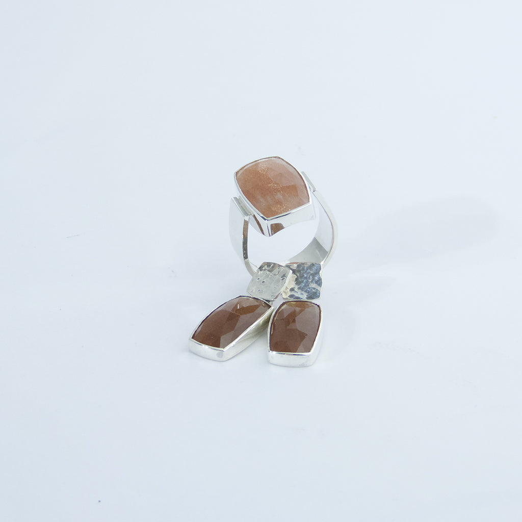 Aurifex Goldschmiede Set aus Ohrringen und dem dazu passenden Ring aus der Kollektion Unikat in Silber mit Mondstein