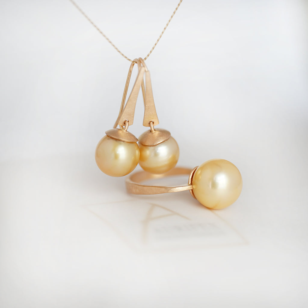 Aurifex Goldschmiede Koblenz Ring aus der Kollektion Perlenkultur in Rotgold mit Südseezuchtperle