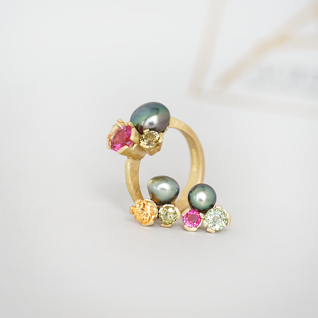 Aurifex Goldschmiede Koblenz Ring und Ohrringe aus der Kollektion Unikat in Gelbgold mit Farbsteinen und Keshi Perle