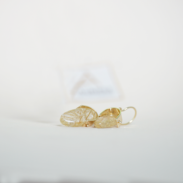 Aurifex Goldschmiede Koblenz Ohrringe aus der Kollektion Unikat in Gelbgold mit Rutilquarz